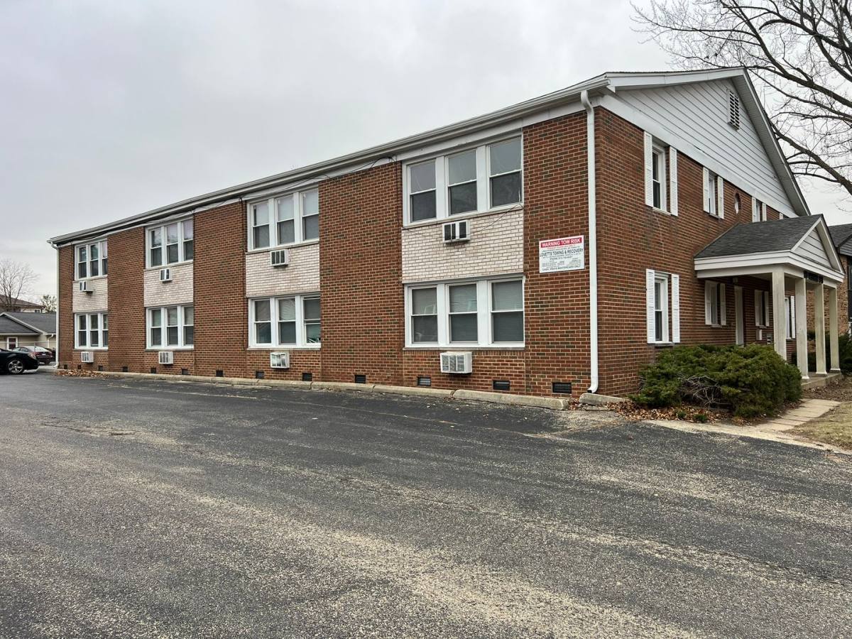 Apartment for rent at 920 Greenbrier Rd, Dekalb, IL 60115