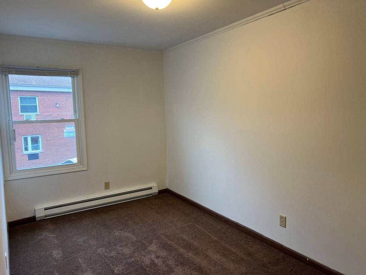 Apartment for rent at 920 Greenbrier Rd, Dekalb, IL 60115