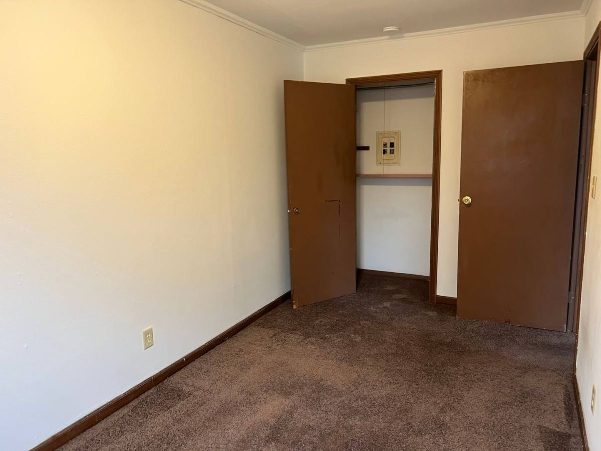 Apartment for rent at 920 Greenbrier Rd, Dekalb, IL 60115