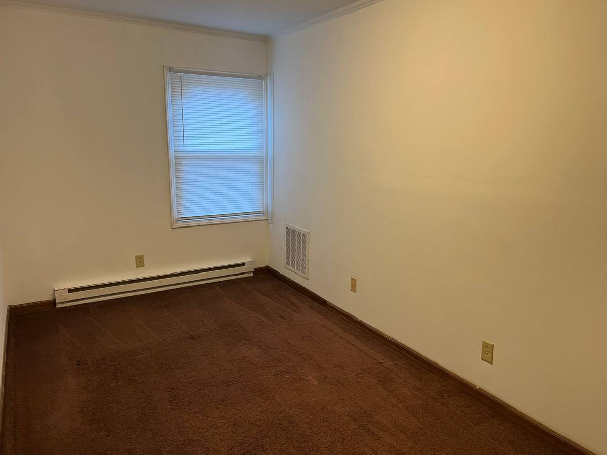 Apartment for rent at 920 Greenbrier Rd, Dekalb, IL 60115