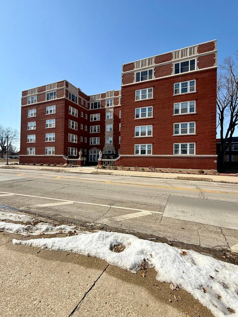 Apartment for rent at 631 S 4th St, Springfield, IL 62703
