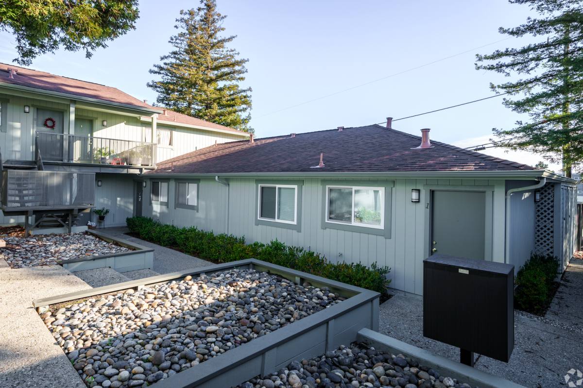 Apartment for rent at 900 Alvarez Ave, Pinole, CA 94564