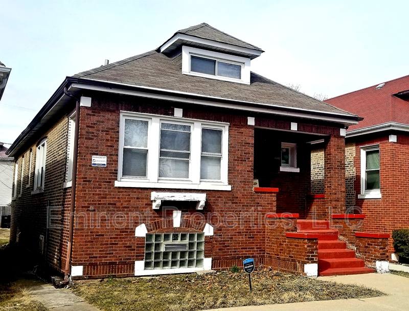 House for rent at 8608 S Kingston Ave, Chicago, IL 60617
