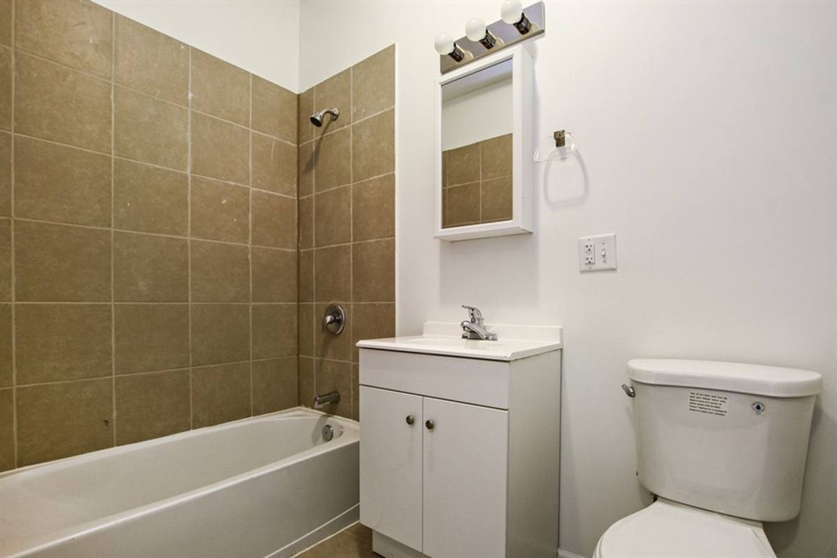 Apartment for rent at 4820 S Michigan Ave, Chicago, IL 60615