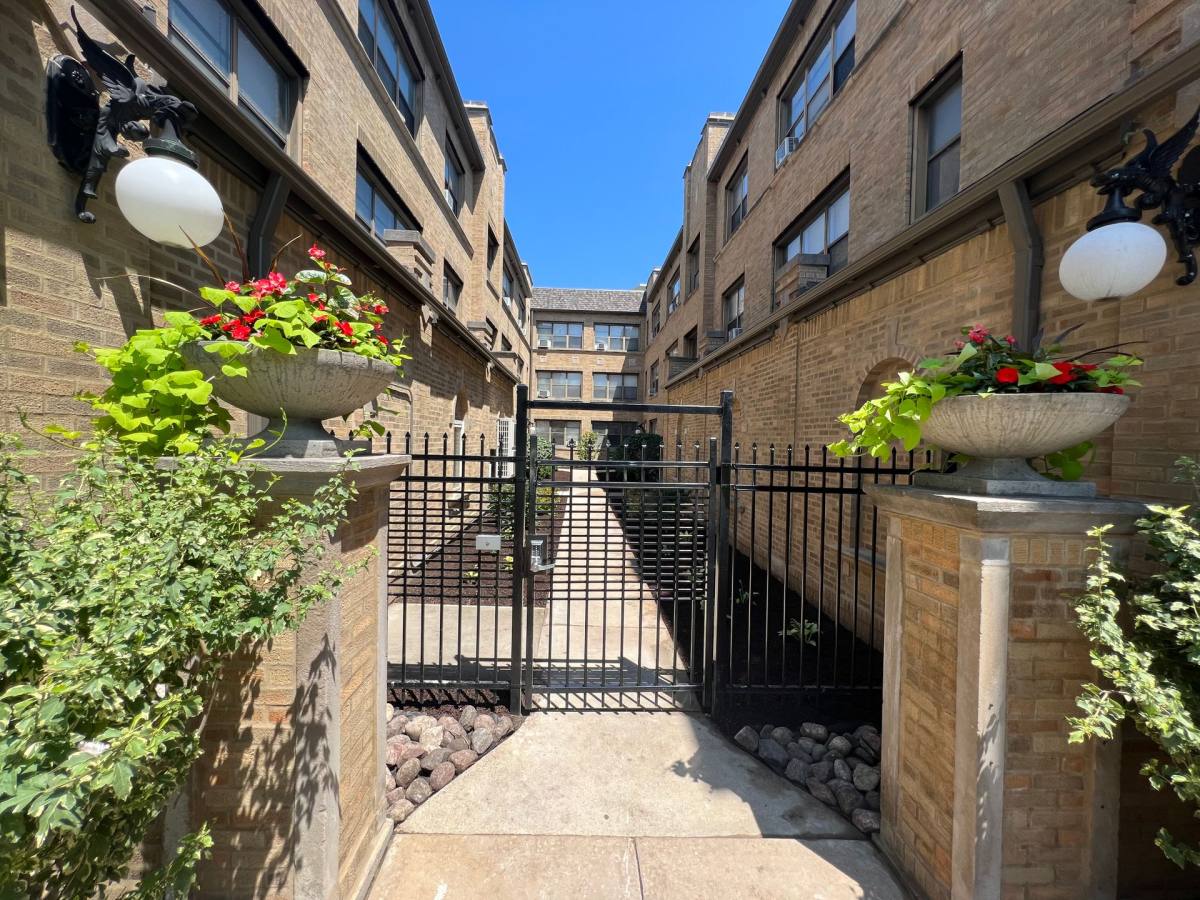 Apartment for rent at 1008-1010 Curtiss St, Downers Grove, IL 60515