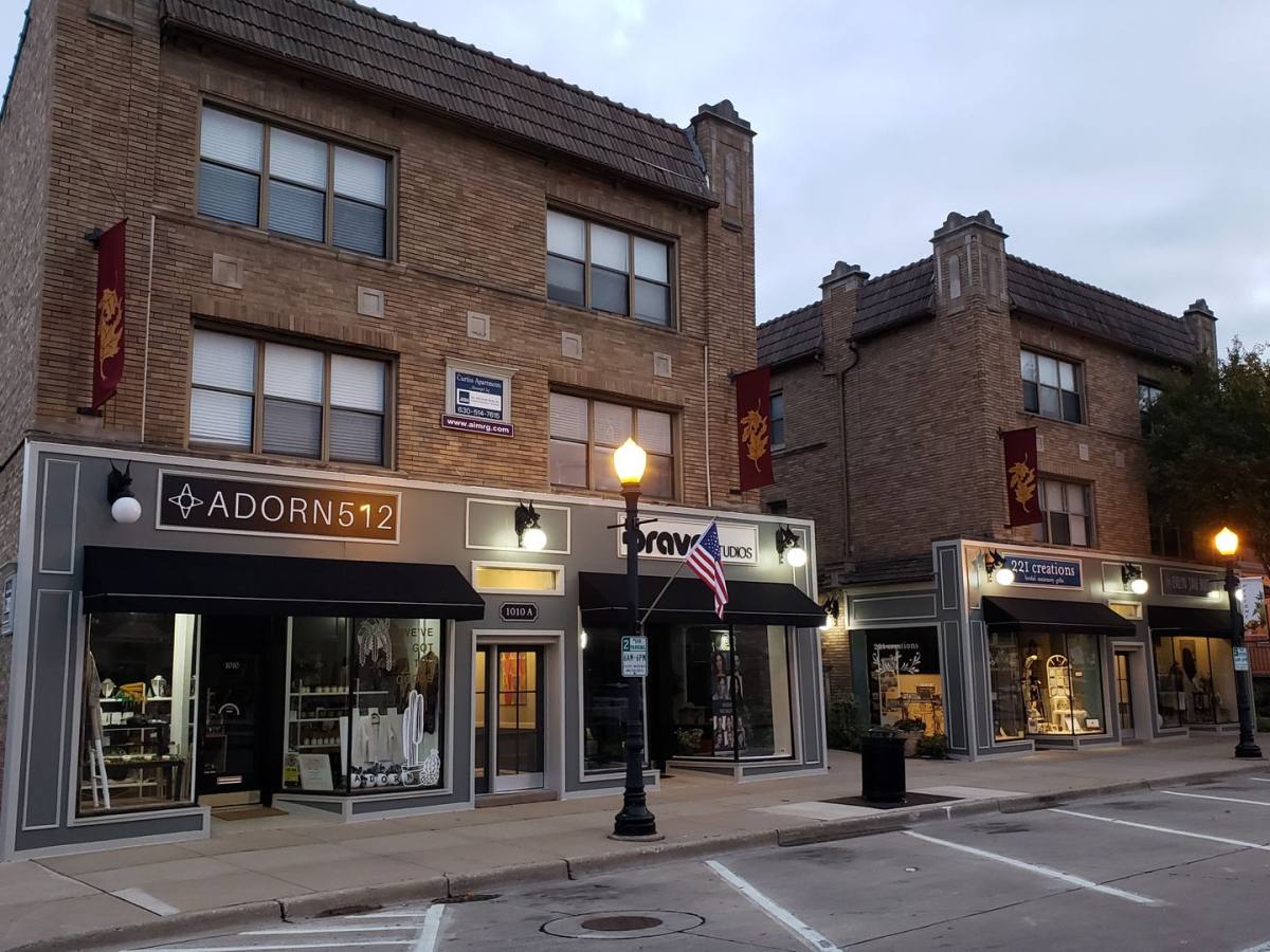 Apartment for rent at 1008-1010 Curtiss St, Downers Grove, IL 60515