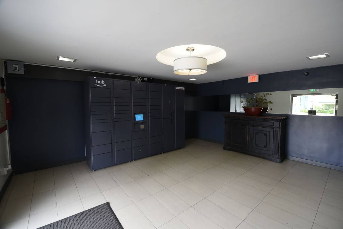 Apartment for rent at 11505 Riverside Dr, North Hollywood, CA 91602