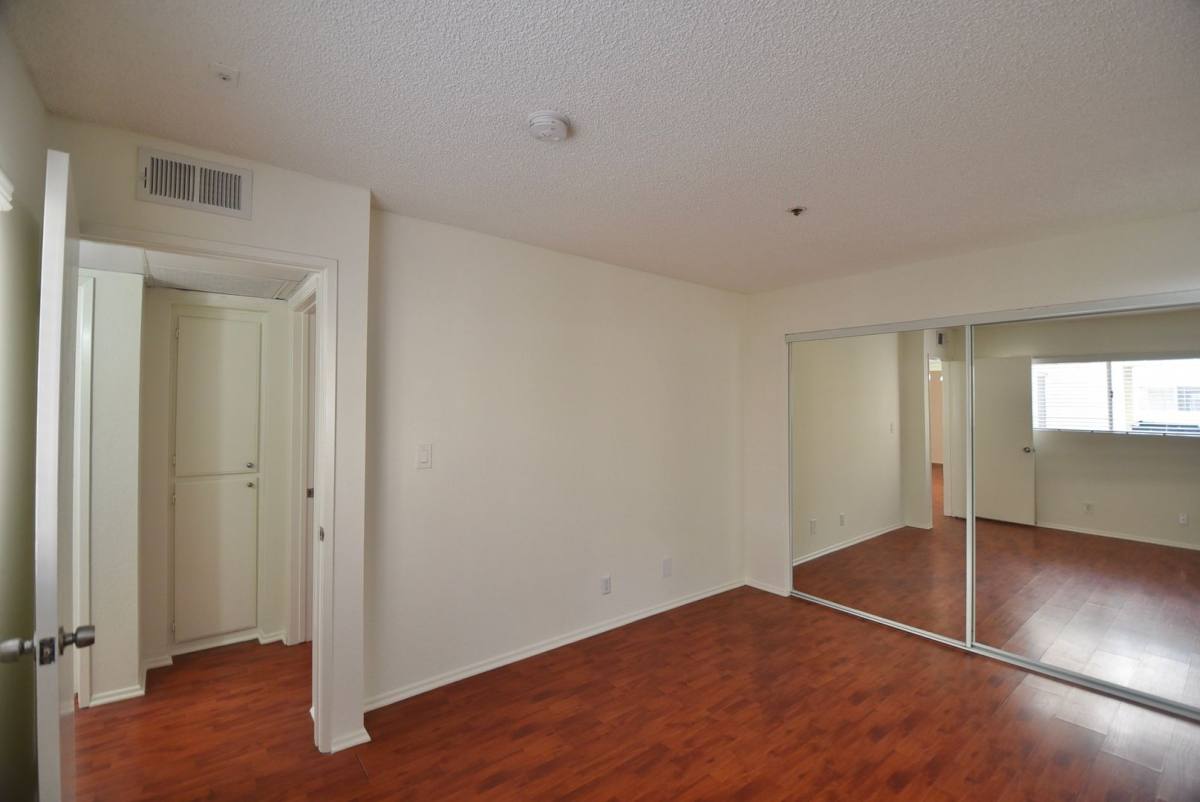 Apartment for rent at 11505 Riverside Dr, North Hollywood, CA 91602