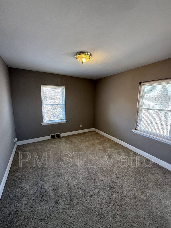 House for rent at 6737 Kenwood Dr, Saint Louis, MO 63121