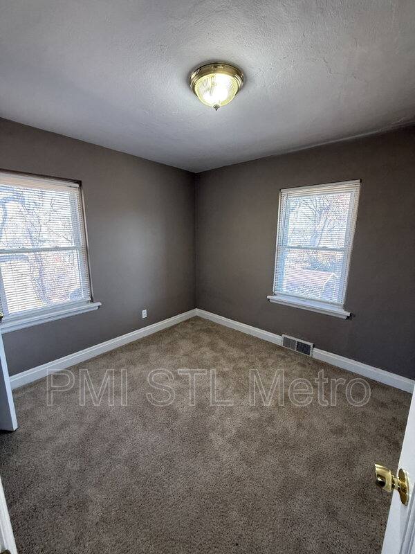 House for rent at 6737 Kenwood Dr, Saint Louis, MO 63121
