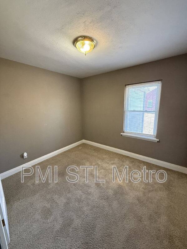 House for rent at 6737 Kenwood Dr, Saint Louis, MO 63121