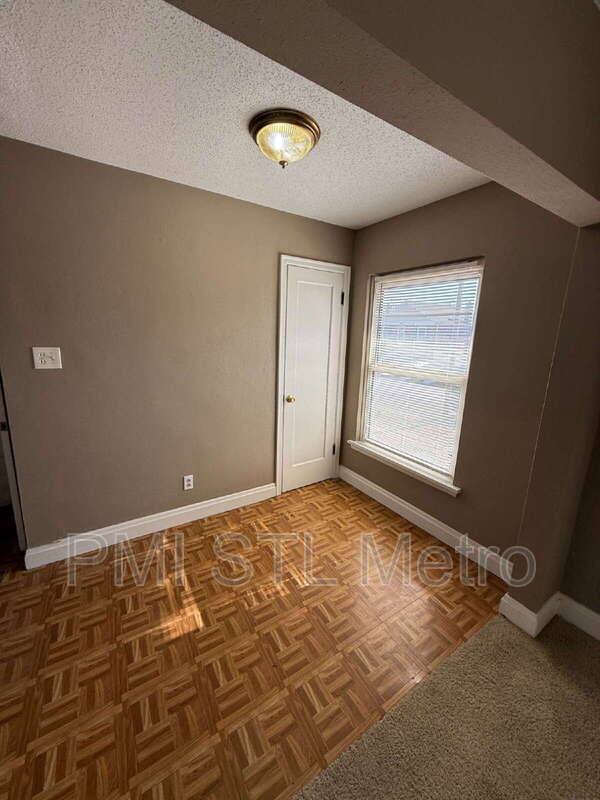 House for rent at 6737 Kenwood Dr, Saint Louis, MO 63121