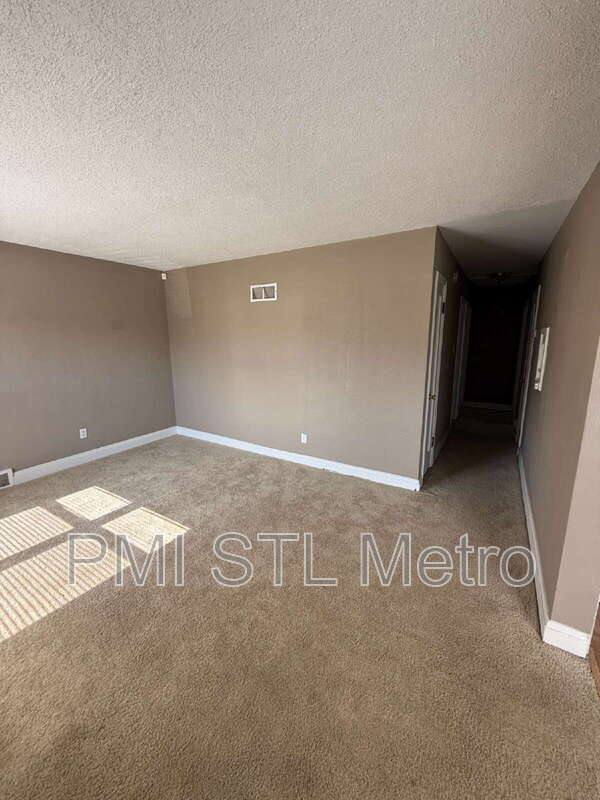 House for rent at 6737 Kenwood Dr, Saint Louis, MO 63121
