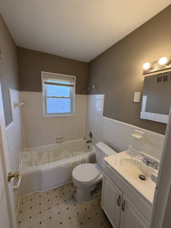 House for rent at 6737 Kenwood Dr, Saint Louis, MO 63121