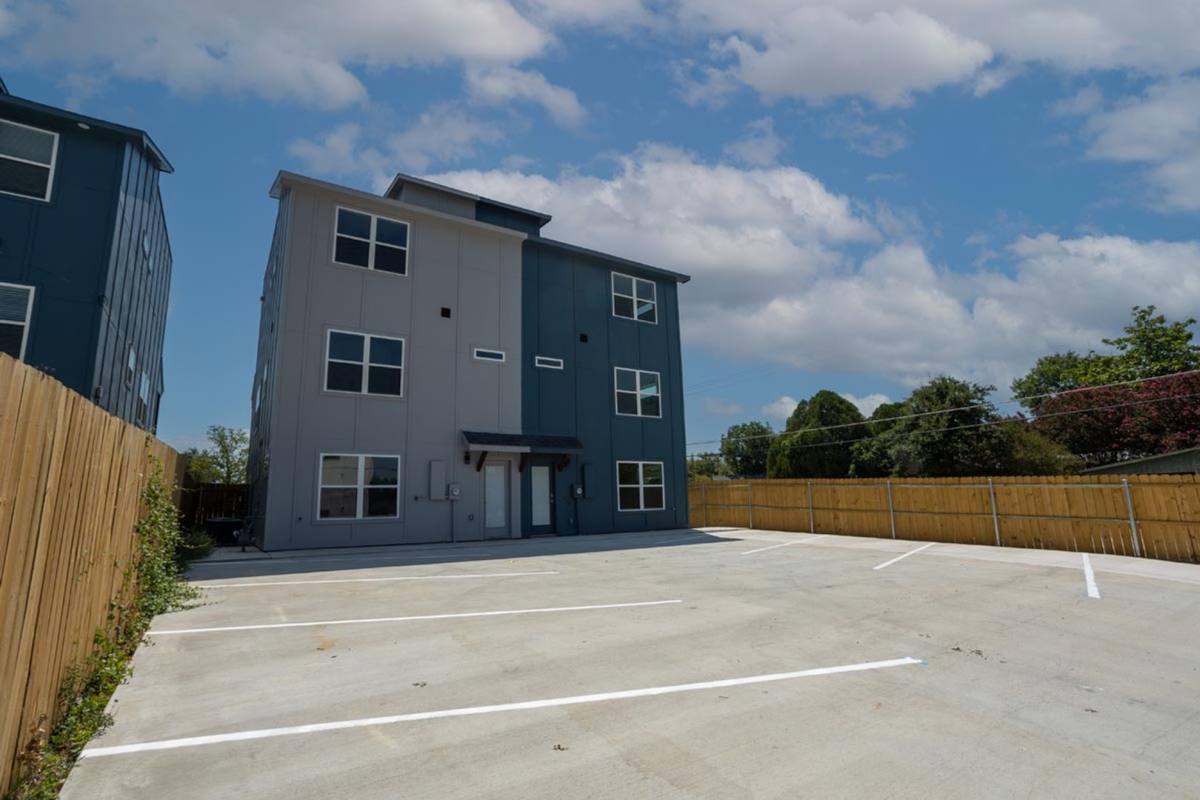 Apartment for rent at 3214 Forest Park Blvd, Fort Worth, TX 76110
