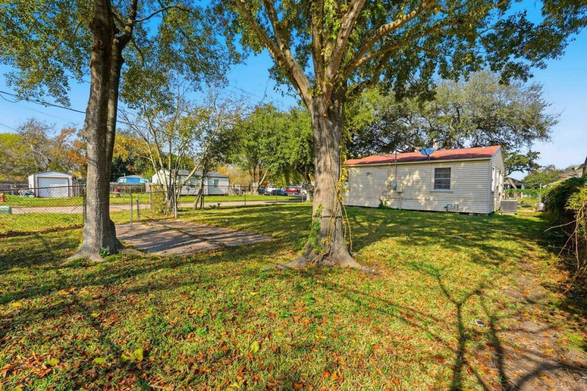 House for rent at 729 13th Ave N, Texas City, TX 77590