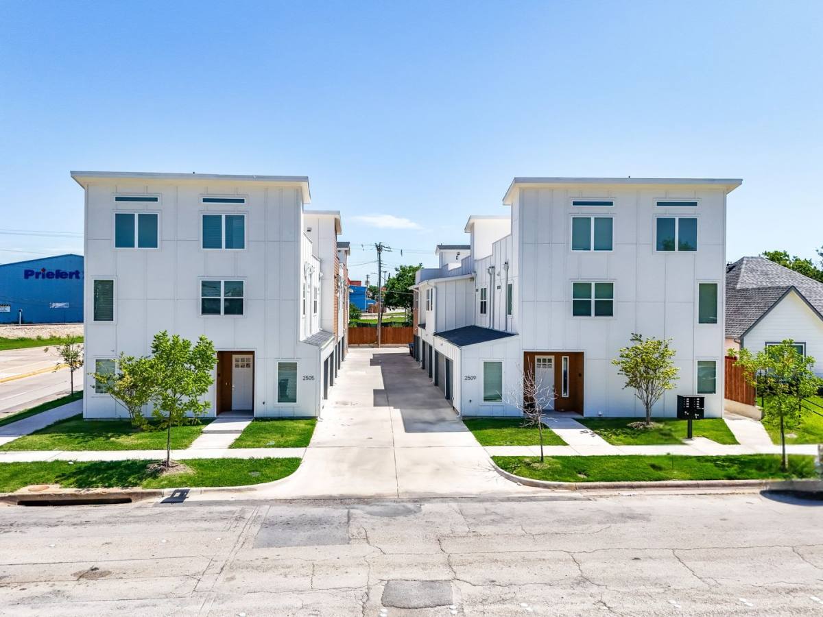 Apartment for rent at 2509 Benbrook Blvd, Fort Worth, TX 76109