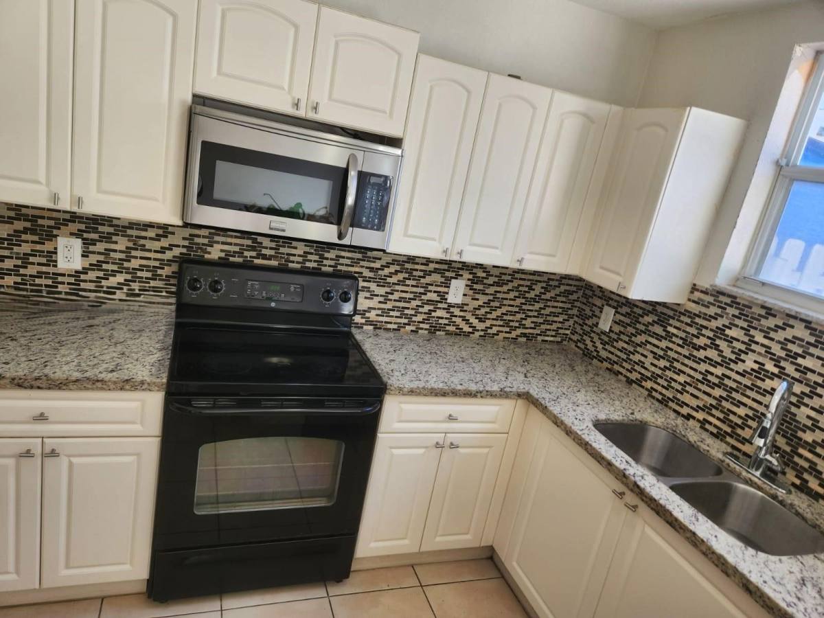 8199 W 36th Ave, Hialeah, FL 33018 - House for Rent - Image 5