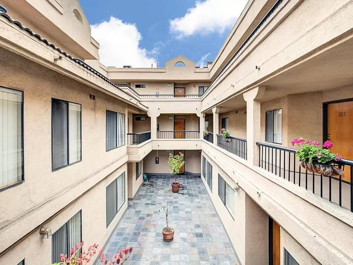 Apartment for rent at 2930 Francis Ave, Los Angeles, CA 90005