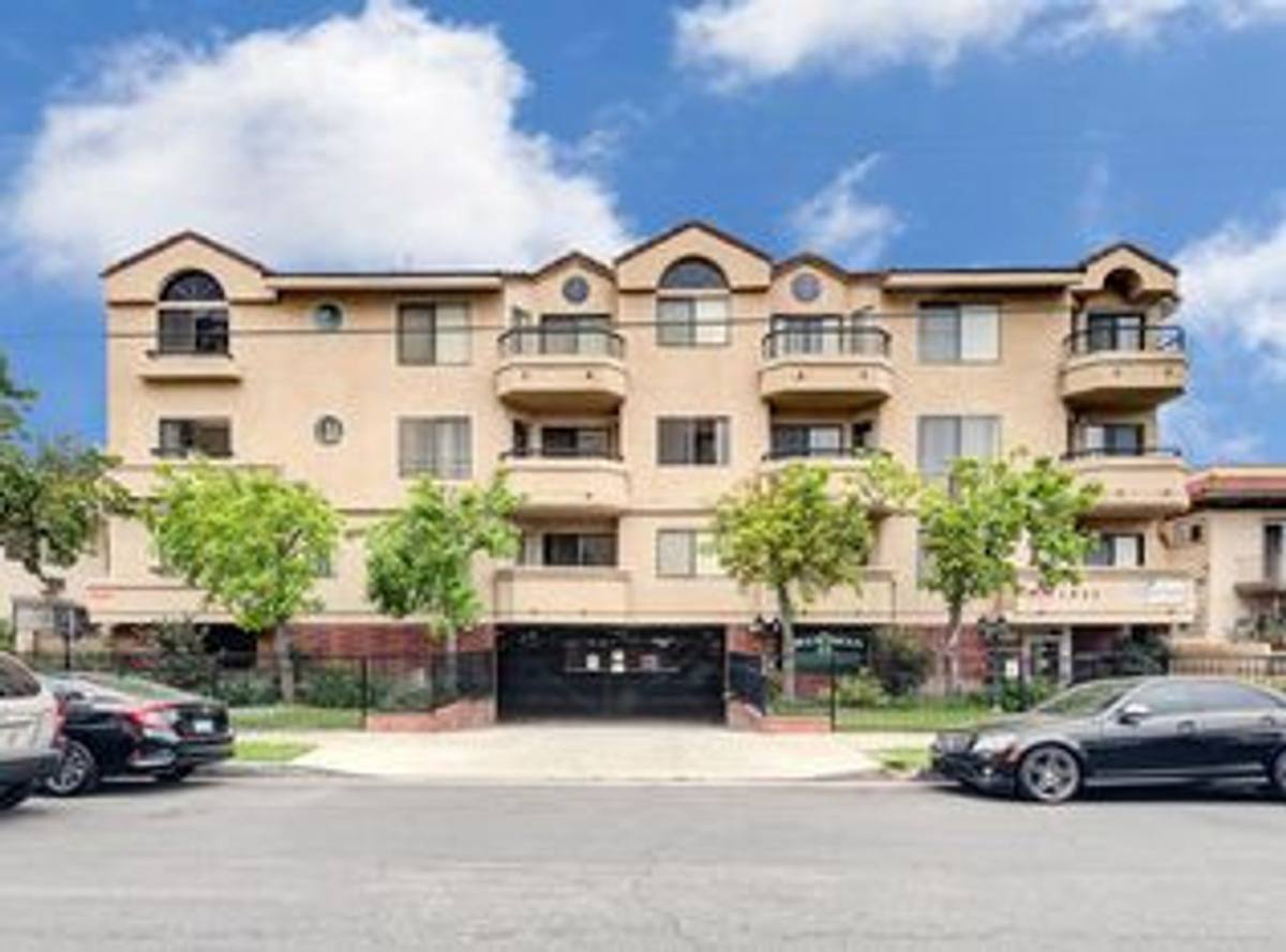 Apartment for rent at 2930 Francis Ave, Los Angeles, CA 90005