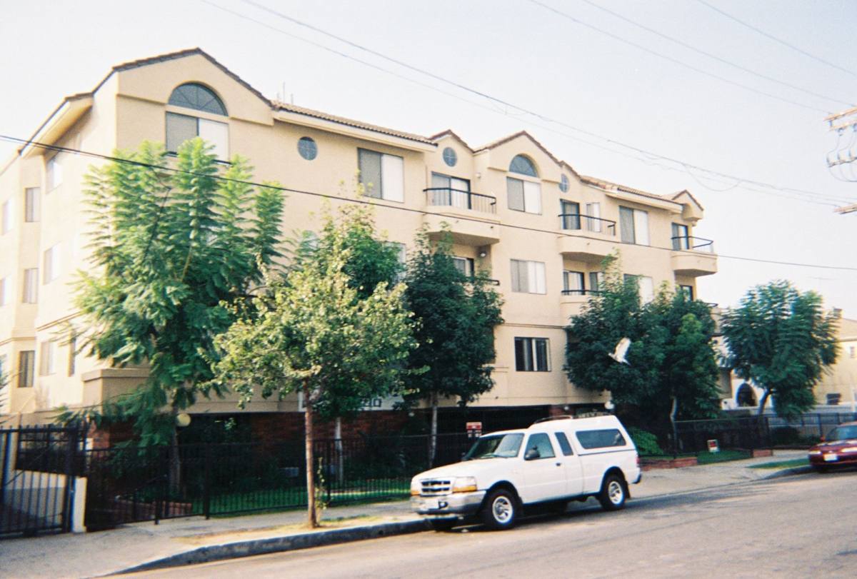 Apartment for rent at 2930 Francis Ave, Los Angeles, CA 90005
