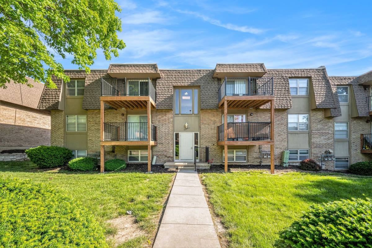 Apartment for rent at 12500 E 40th St S, Independence, MO 64055