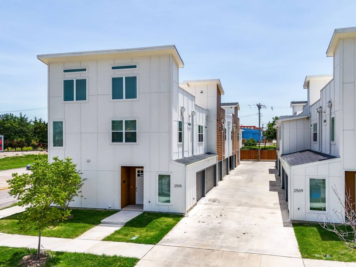 Apartment for rent at 2505 Benbrook Blvd, Fort Worth, TX 76109