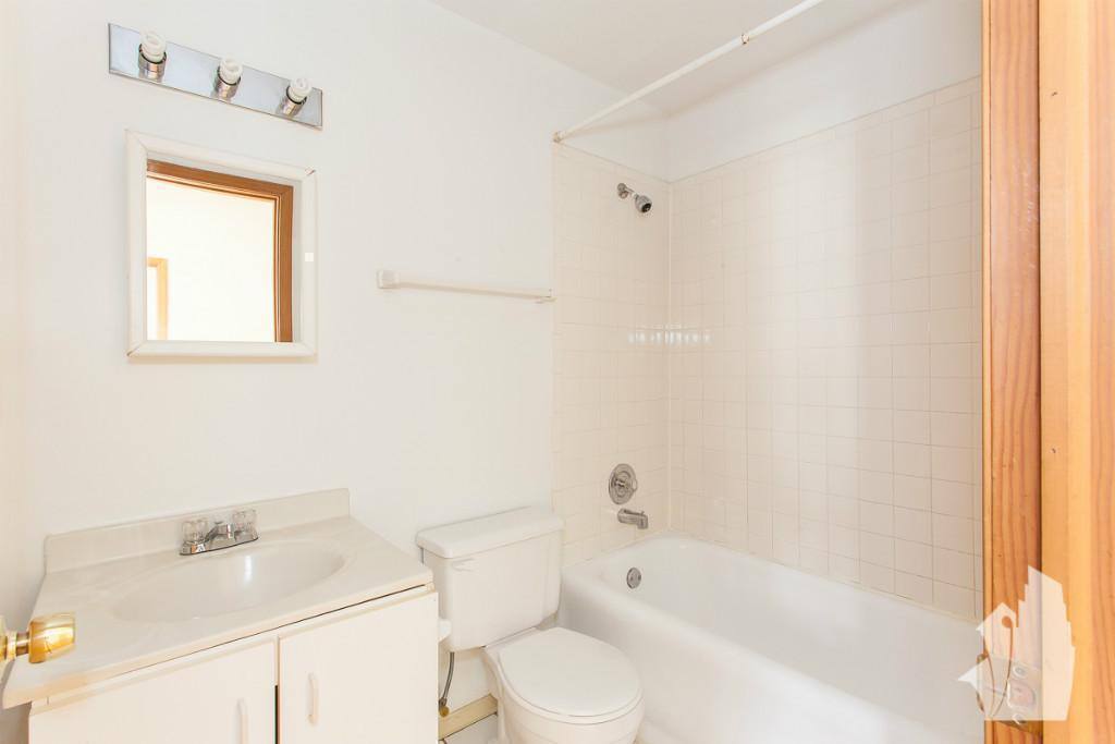 Apartment for rent at 635 W Barry Ave #406, Chicago, IL 60657
