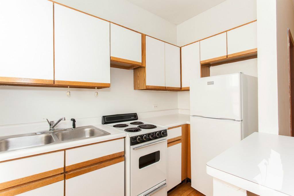 Apartment for rent at 635 W Barry Ave #406, Chicago, IL 60657