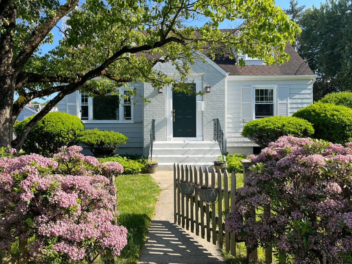 House for rent at 999 Oldfield Rd, Fairfield, CT 06824