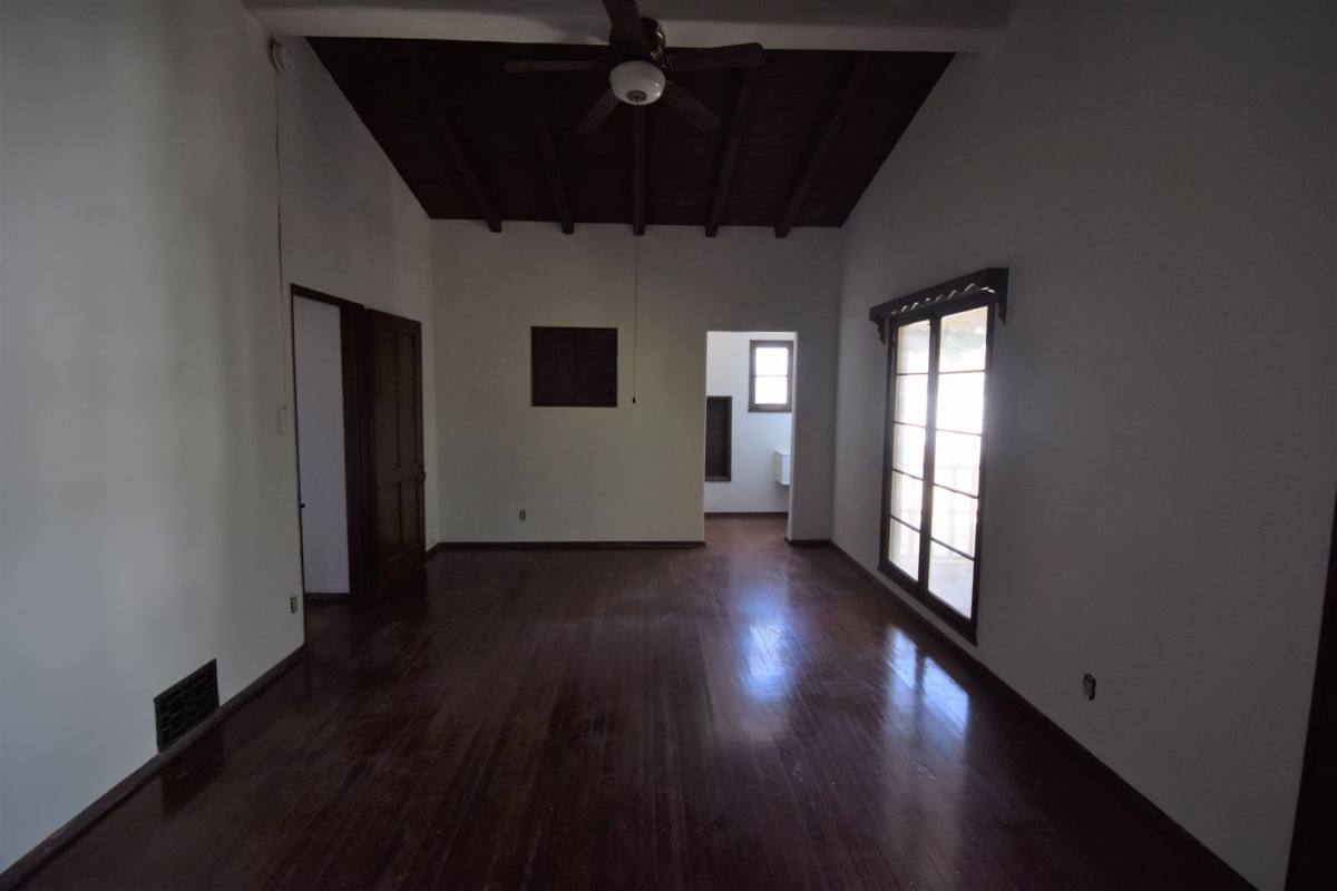 Apartment for rent at 1008 S Orange Grove Ave, Los Angeles, CA 90019