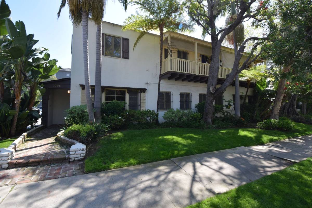 Apartment for rent at 1008 S Orange Grove Ave, Los Angeles, CA 90019