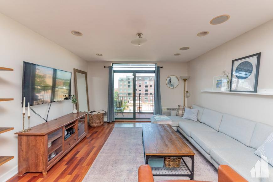 Apartment for rent at 3900 N Pine Grove Ave, Chicago, IL 60613