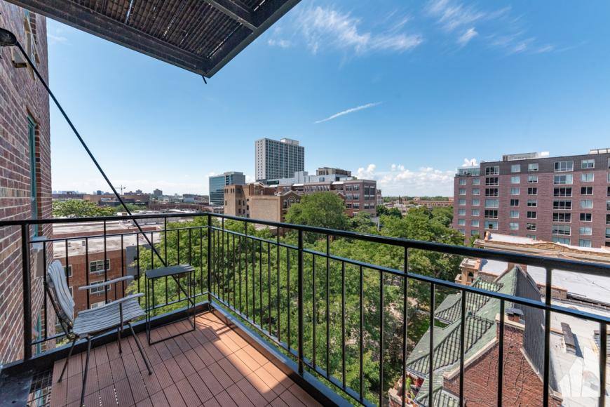 Apartment for rent at 3900 N Pine Grove Ave, Chicago, IL 60613