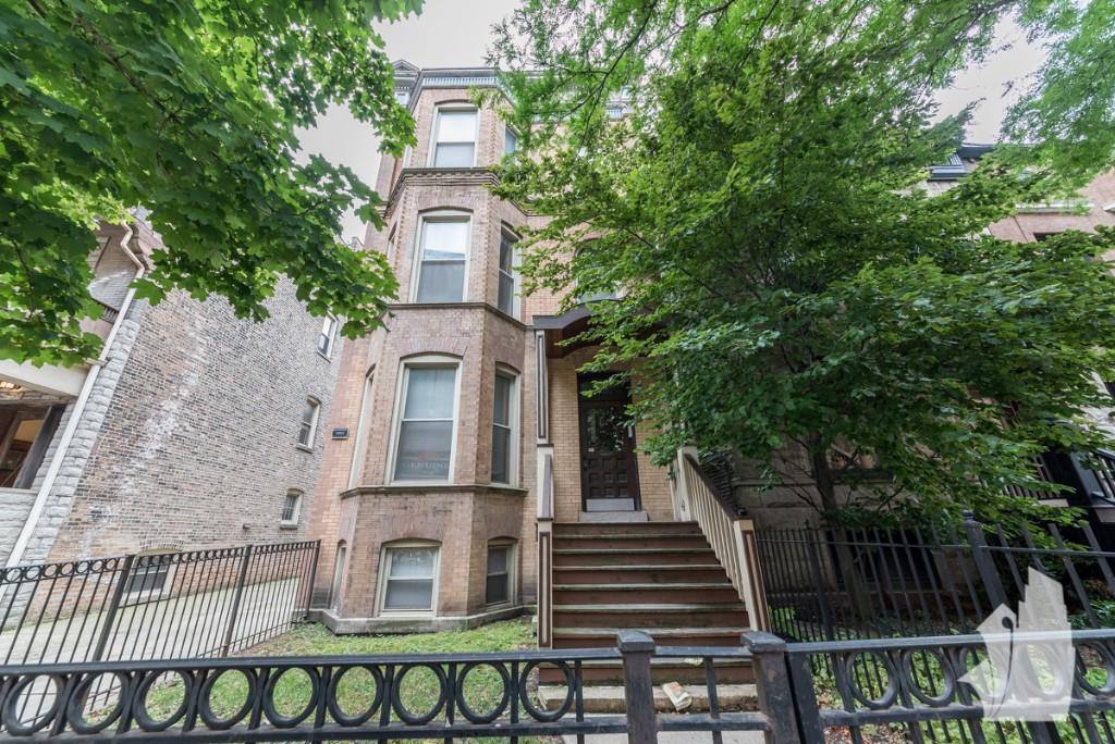 Apartment for rent at 851 W Wellington, Chicago, IL 60657