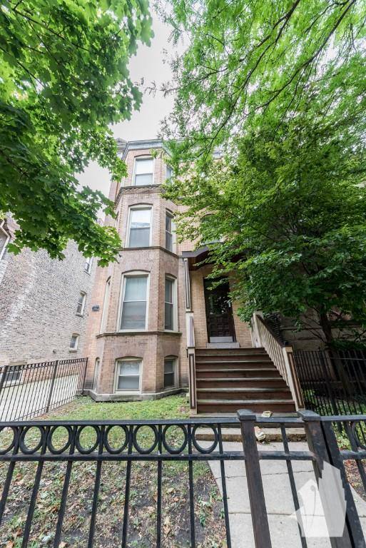 Apartment for rent at 851 W Wellington, Chicago, IL 60657