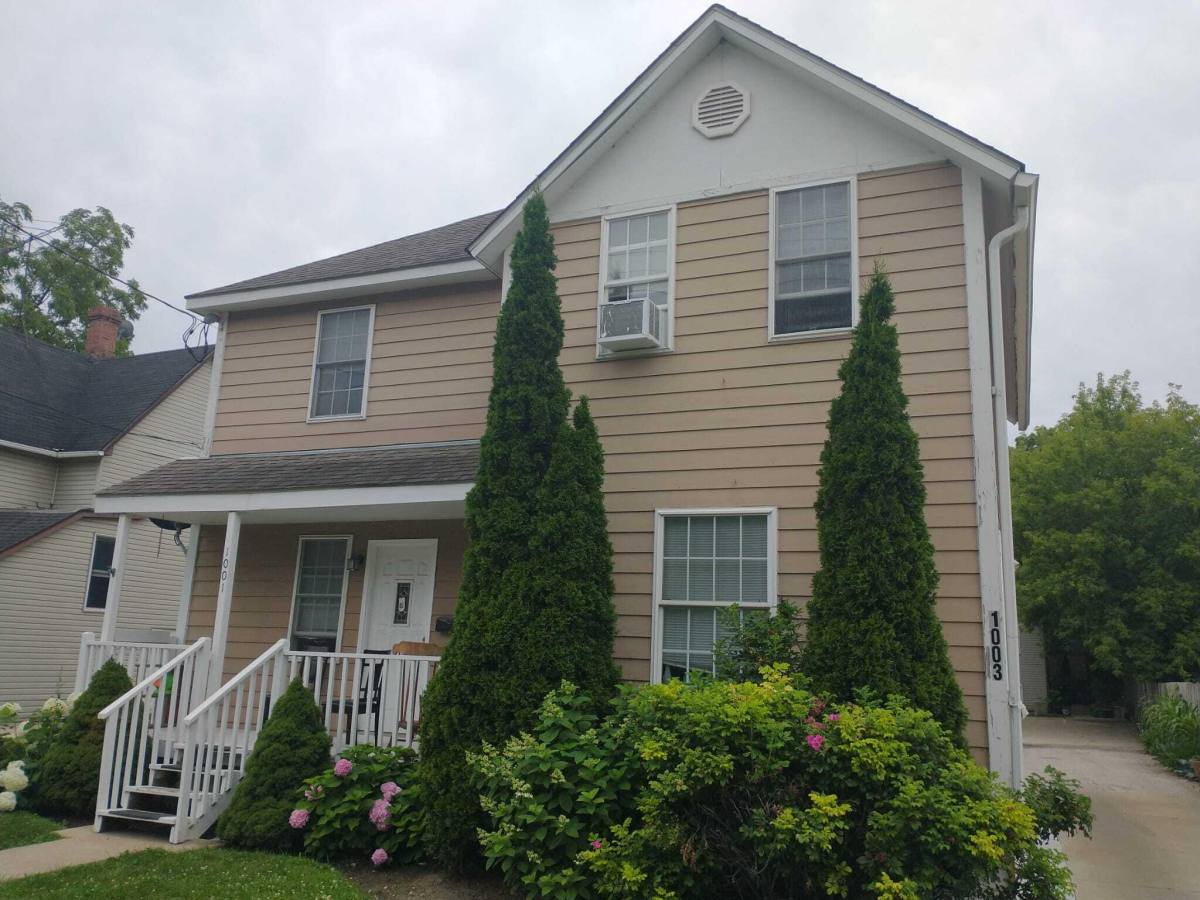 Apartment for rent at 1001 W Grand Ave #1, Waukegan, IL 60085