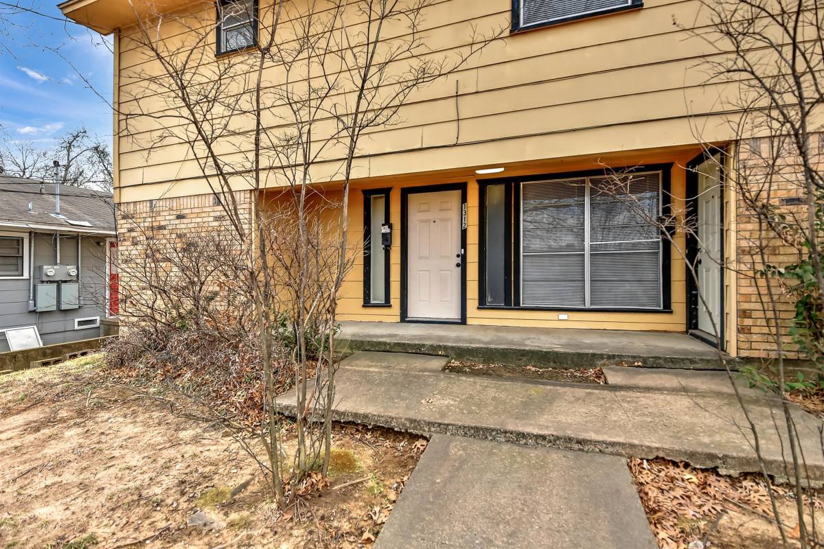 Apartment for rent at 1312 N Travis St, Sherman, TX 75090