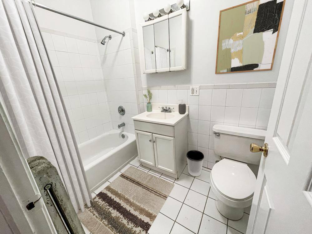 Apartment for rent at 722 W Barry Ave, Chicago, IL 60657