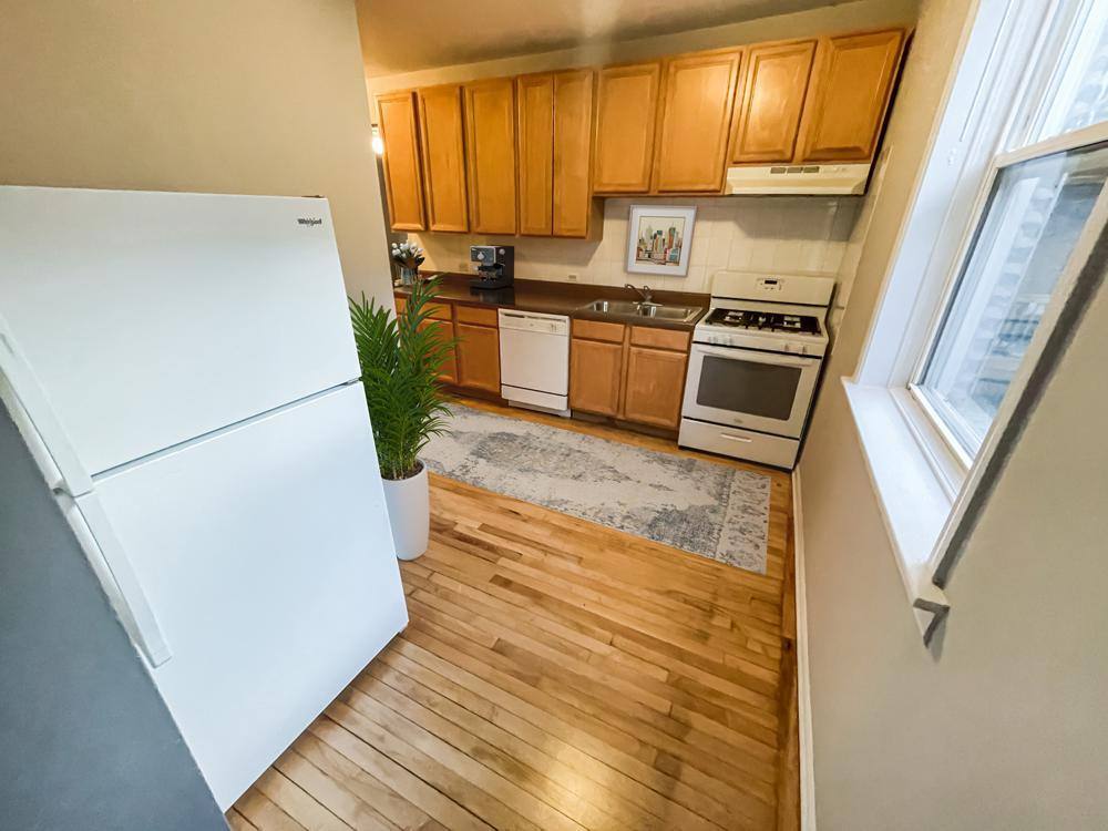 Apartment for rent at 722 W Barry Ave, Chicago, IL 60657
