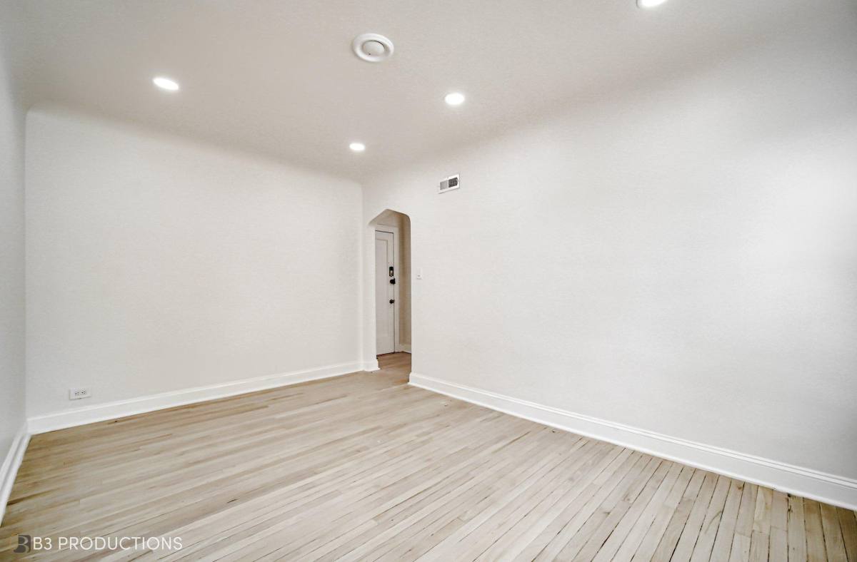 Apartment for rent at 8524-28 S Oglesby Ave, Chicago, IL 60617