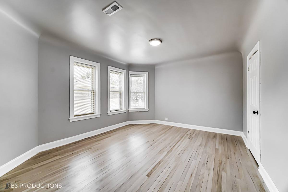 Apartment for rent at 8524-28 S Oglesby Ave, Chicago, IL 60617