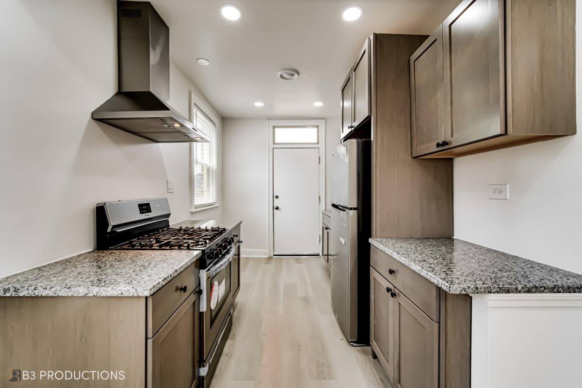 Apartment for rent at 8524-28 S Oglesby Ave, Chicago, IL 60617