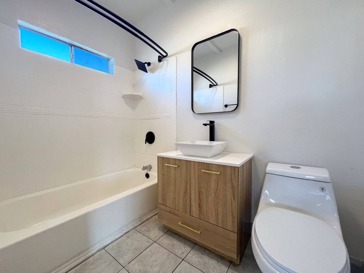 Apartment for rent at 2364 Lime Ave, Long Beach, CA 90806