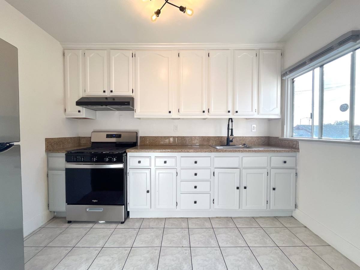 Apartment for rent at 2364 Lime Ave, Long Beach, CA 90806