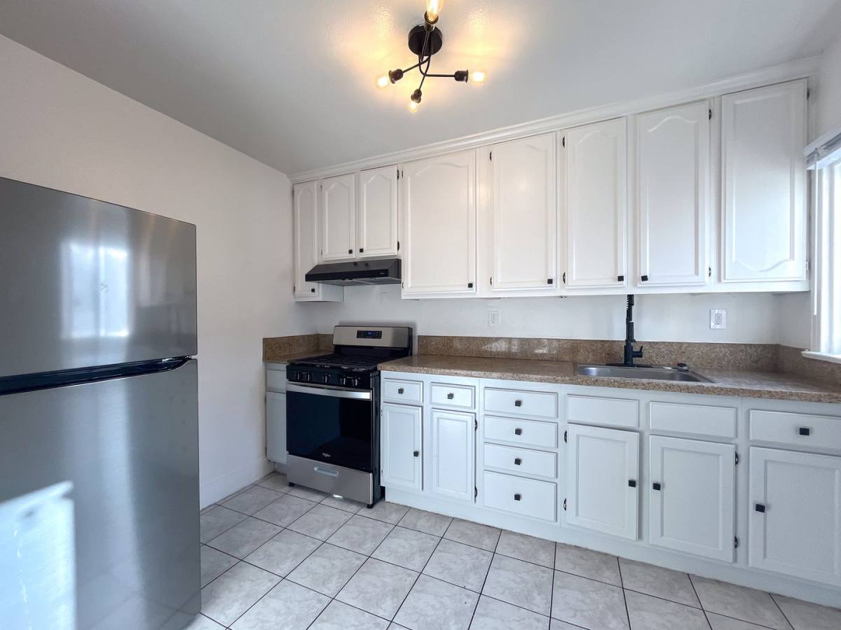 Apartment for rent at 2364 Lime Ave, Long Beach, CA 90806