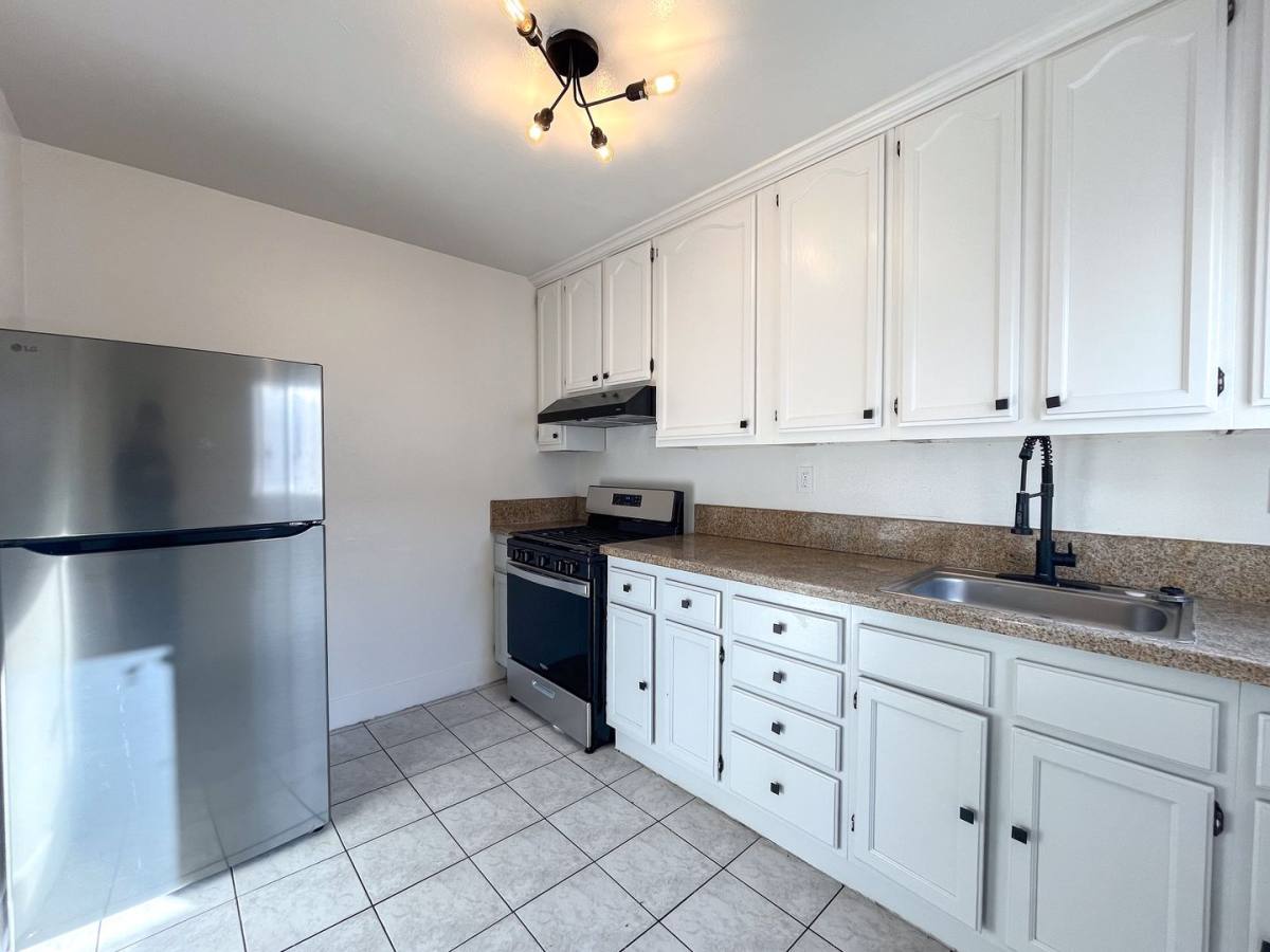 Apartment for rent at 2364 Lime Ave, Long Beach, CA 90806