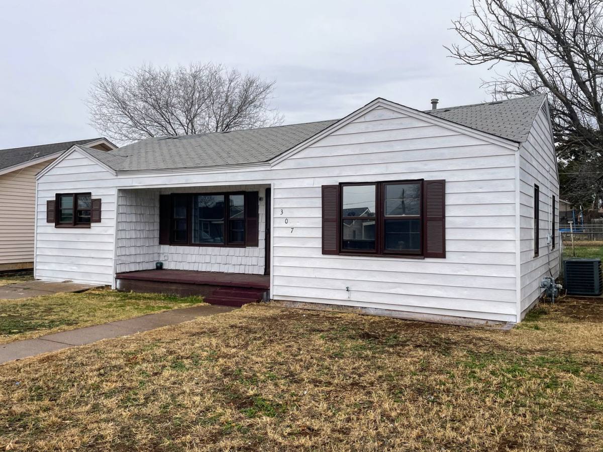 House for rent at 307 34th St, Snyder, TX 79549