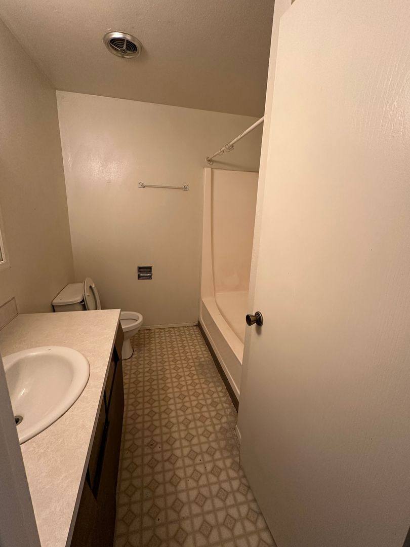 Apartment for rent at 355 E Fifth Ave, Sutherlin, OR 97479