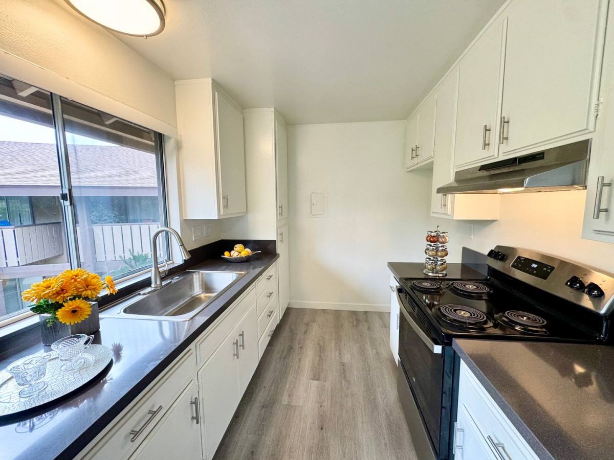 Apartment for rent at 1071 Walnut Ave, Tustin, CA 92780